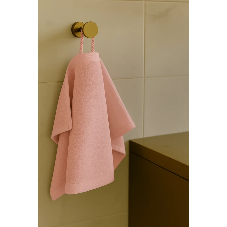 recznik-frotte-30x50-rozowy-na-wieszaku-bawelna-500g-miekkki-chlonny.webp