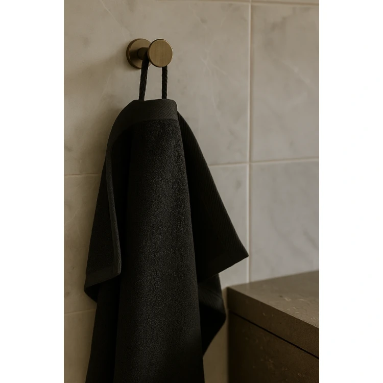 recznik-frotte-30x50-czarny-na-wieszaku-bawelna-500g-miekkki-chlonny.webp