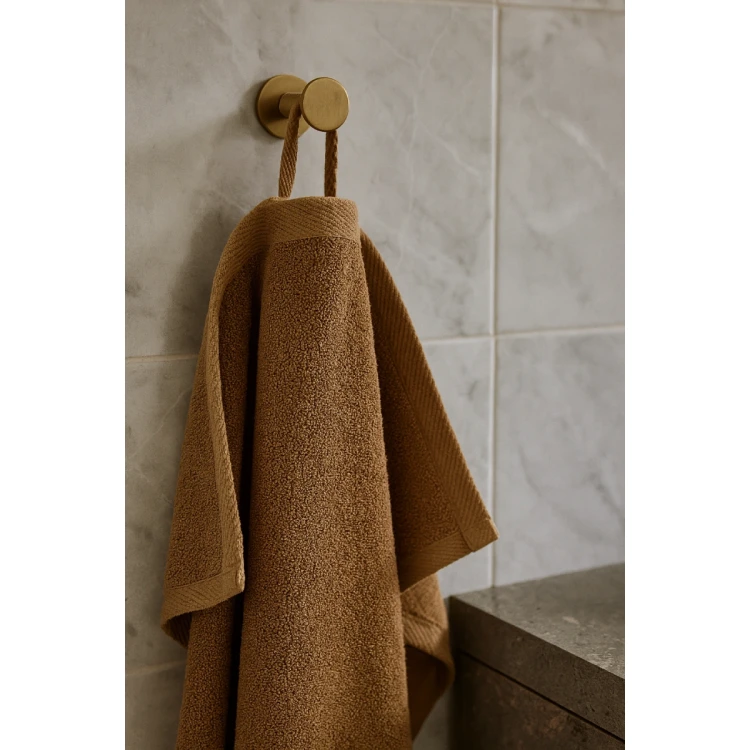 recznik-frotte-30x50-beżowy-na-wieszaku-bawelna-500g-miekkki-chlonny.webp