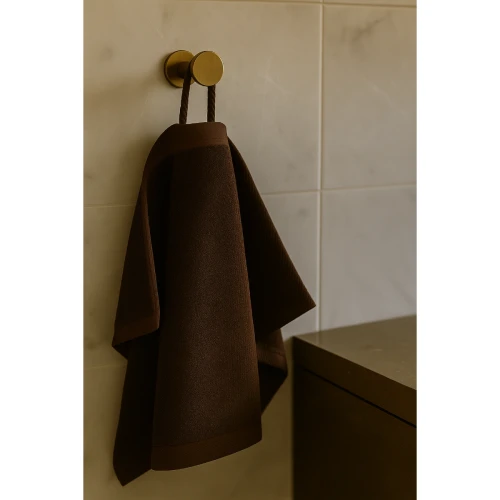 recznik-frotte-30x50-brązowy-na-wieszaku-bawelna-500g-miekkki-chlonny.webp