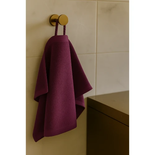 recznik-frotte-30x50-fioletowy-na-wieszaku-bawelna-500g-miekkki-chlonny.webp