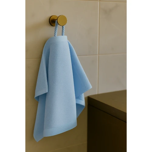 recznik-frotte-30x50-jasno-niebieski-na-wieszaku-bawelna-500g-miekkki-chlonny.webp