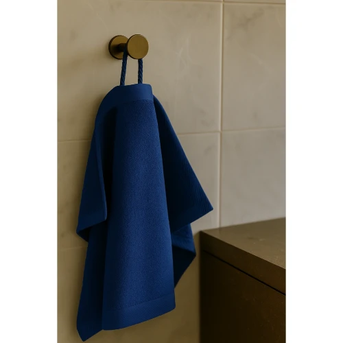 recznik-frotte-30x50-niebieski-na-wieszaku-bawelna-500g-miekkki-chlonny.webp