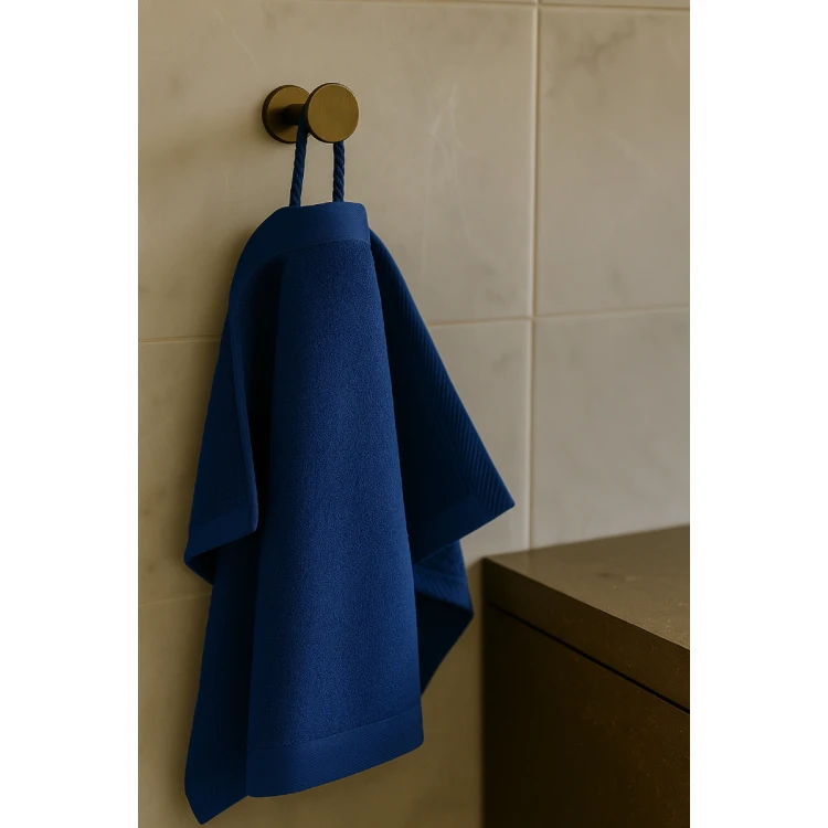 recznik-frotte-30x50-niebieski-na-wieszaku-bawelna-500g-miekkki-chlonny.webp