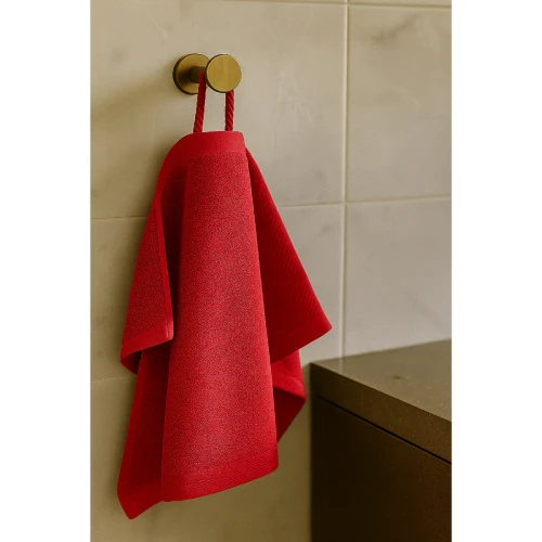 recznik-frotte-30x50-różowy-na-wieszaku-bawelna-500g-miekkki-chlonny.webp