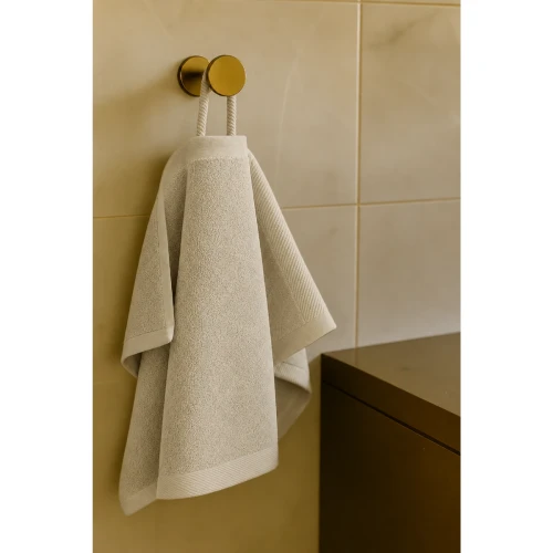 recznik-frotte-50x100-beżowy-na-wieszaku-bawelna-500g-miekkki-chlonny.webp