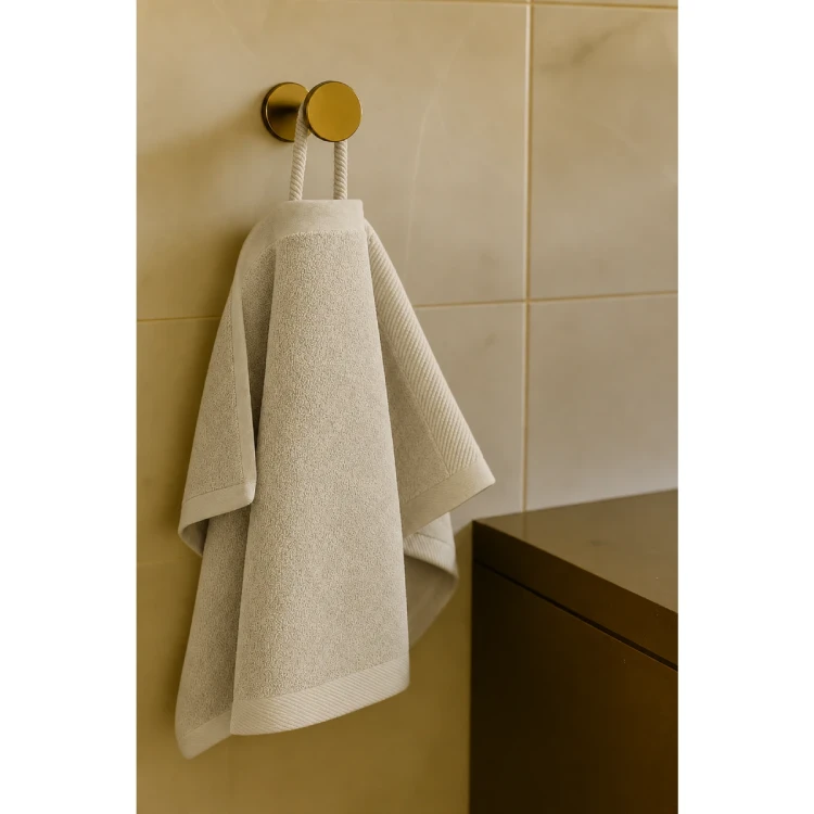 recznik-frotte-50x100-beżowy-na-wieszaku-bawelna-500g-miekkki-chlonny.webp
