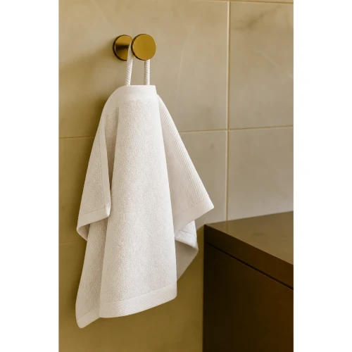 recznik-frotte-50x100-biały-na-wieszaku-bawelna-500g-miekkki-chlonny.webp