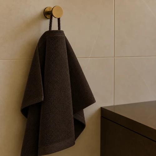 recznik-frotte-50x100-czekoladowy-na-wieszaku-bawelna-500g-miekkki-chlonny.webp