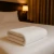 recznik-hotelowy-frotte-70x140-bialy-lozko-hotelowe-premium-400g-podwojna-petelka.webp